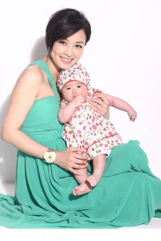 女星张庭抱女儿拍摄甜蜜写真
