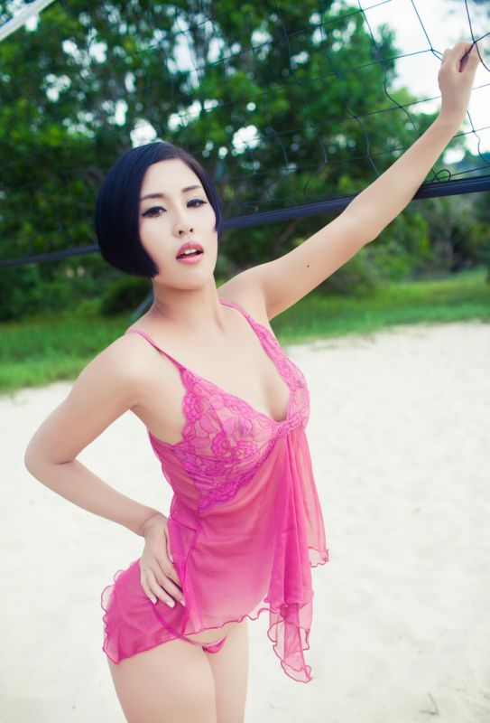 丁字裤美女娜依灵儿户外诱惑写真