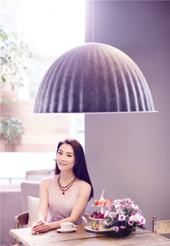 优雅短裙女星陈数唯美迷人写真