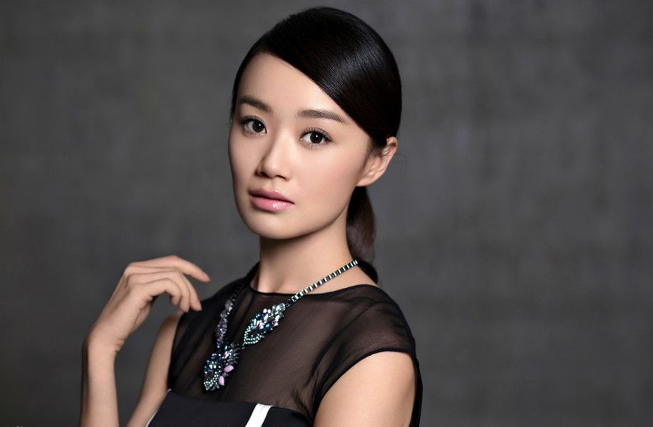 女星战菁一优雅长裙迷人写真