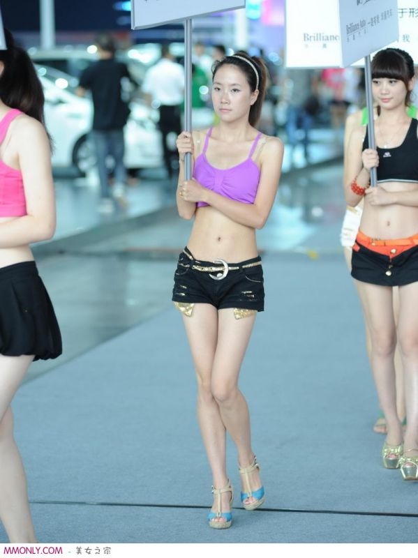 短裤美女车展高清写真