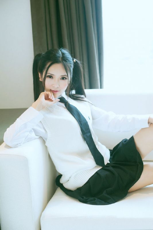甜美学生制服美女私房迷人写真
