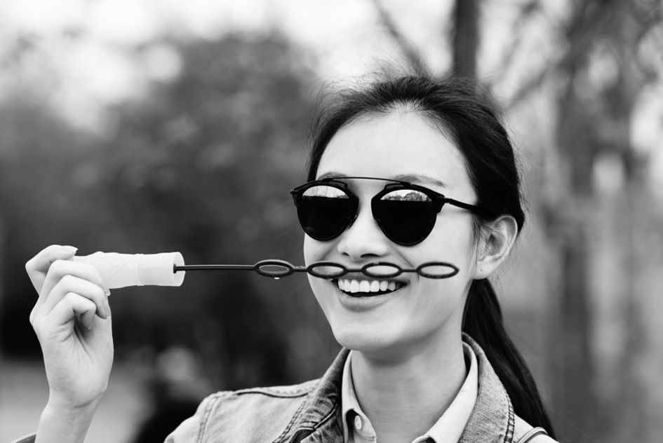 倪妮墨镜耍帅呆萌可爱迷人写真