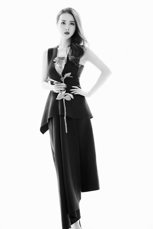 王若心性感酥胸女王范黑白写真