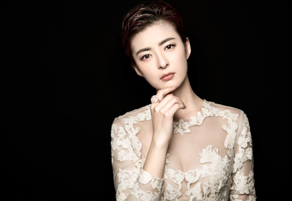 杨紫彤性感酥胸短裙高清写真