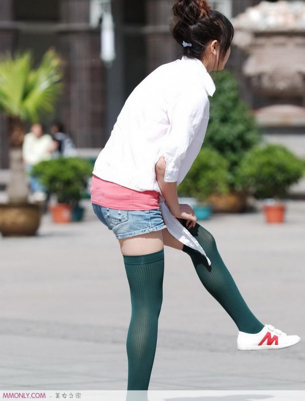 街拍丝袜可爱美女高清写真