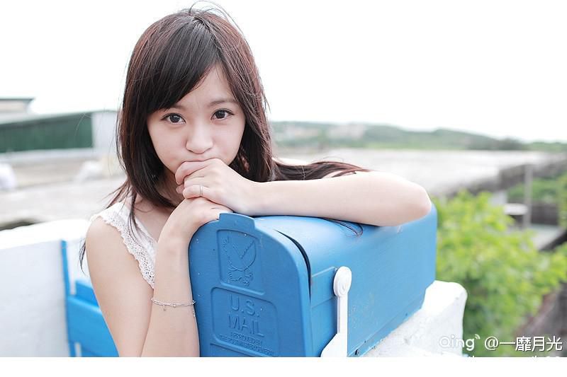 可爱长裙美女户外高清写真