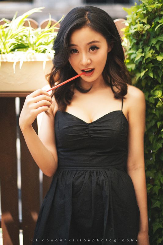 性感吊带裙美胸美女私房诱人写真