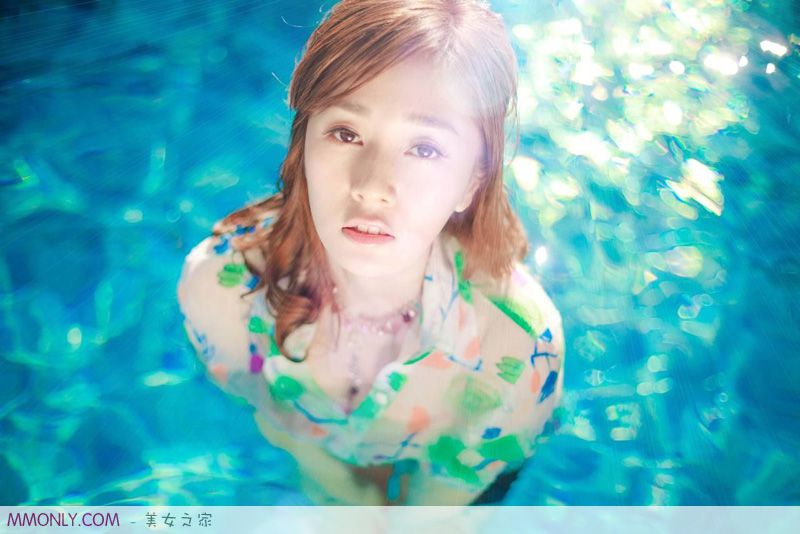 性感酥胸空姐项瑾私房迷人写真