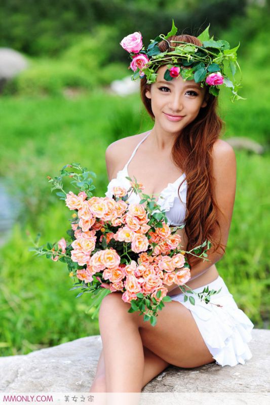 性感白色内衣美女户外撩人写真