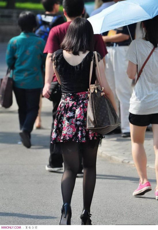 丝袜美女街头迷人写真
