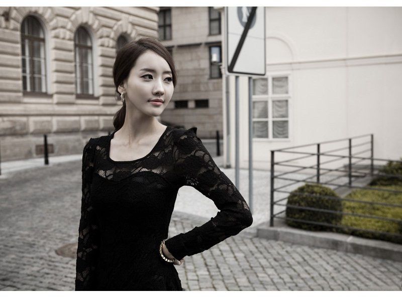 短裙黑丝美女街头高清写真