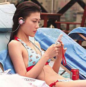 李彩桦比基尼湿身诱人写真