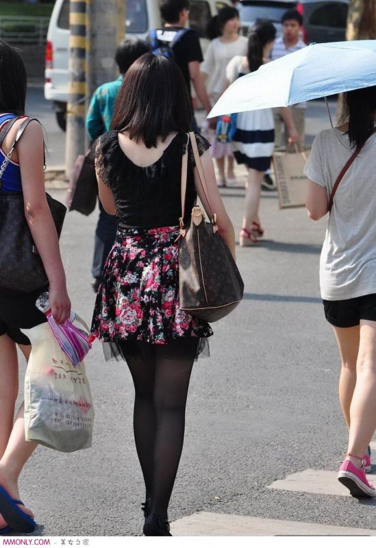 丝袜美女街头迷人写真