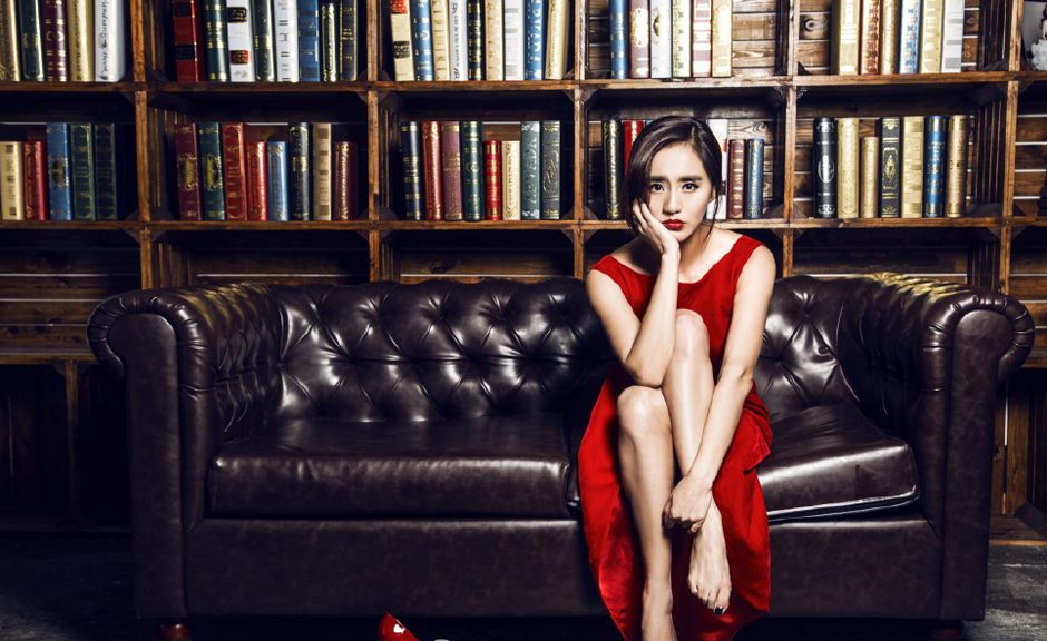 王智性感红裙写真展女王气质