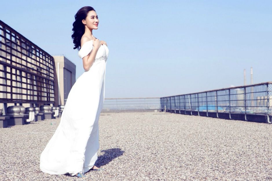 红唇美女安金莉娅白色短裙迷人写真