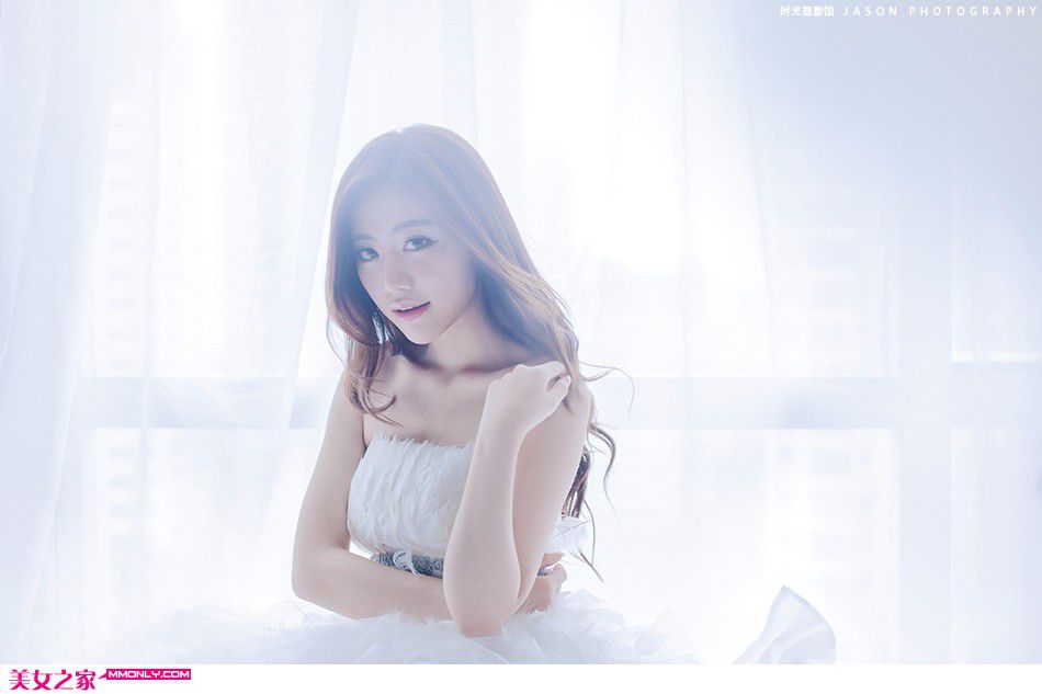 白色裹胸蓬蓬裙美女私房清纯写真