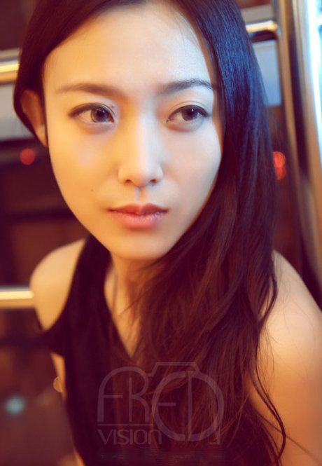 长发短裙美女室内迷人写真