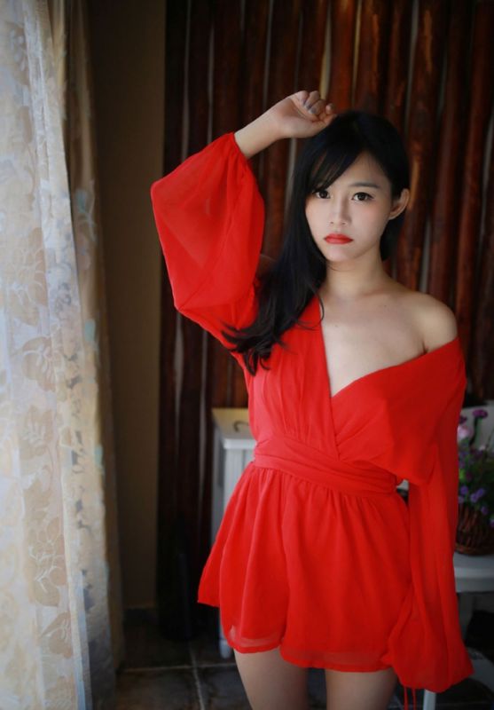 性感酥胸嫩模易欣私房撩人写真