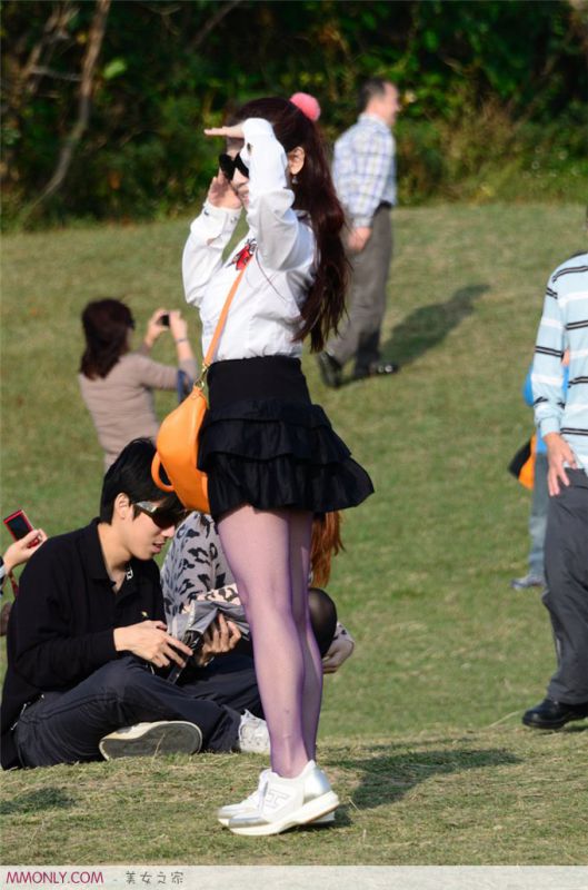 街拍短裙网袜美女高清写真