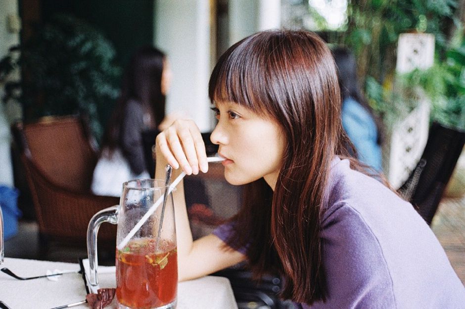 女演员何泓姗街拍写真大片