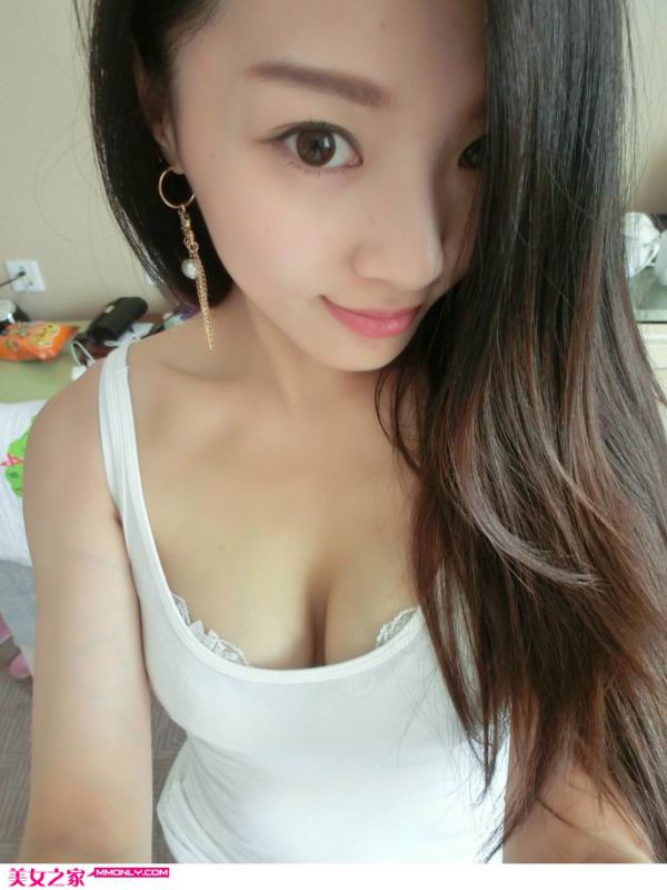 90后性感酥胸美女自拍照