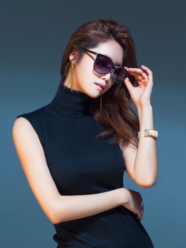 郑珠妍紧身短裙秀性感身段写真