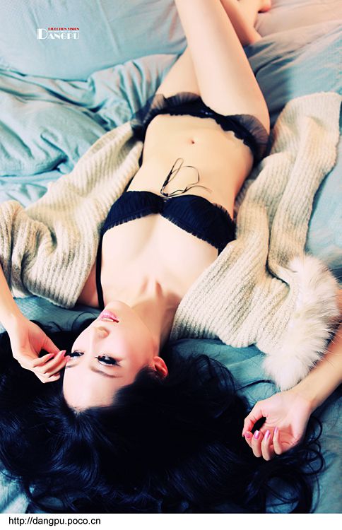 妩媚黑色内衣美眉私房写真