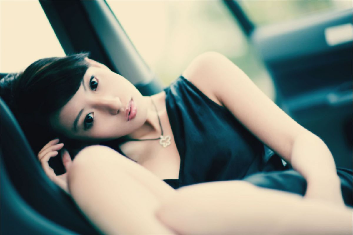 性感香车美女户外秀美腿写照