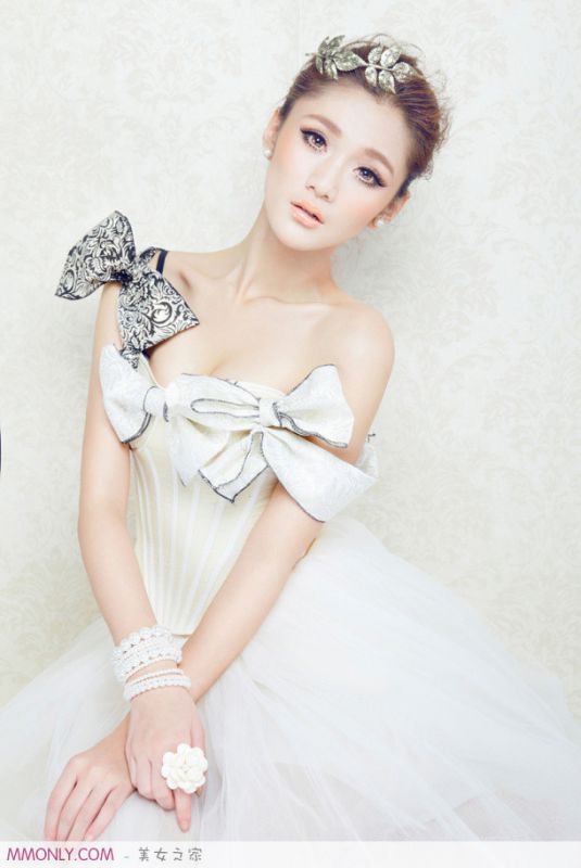 唯美白纱裙美女王熙然私房迷人写真