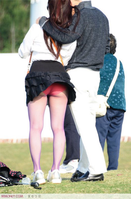 街拍短裙网袜美女高清写真