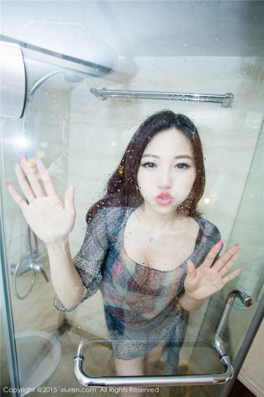 黑色内衣美女浴室湿身诱惑写真