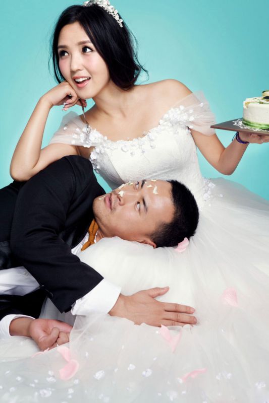 何洁幸福甜蜜婚纱照