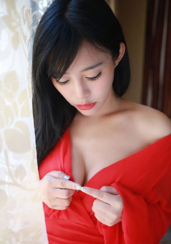 性感酥胸嫩模易欣私房撩人写真