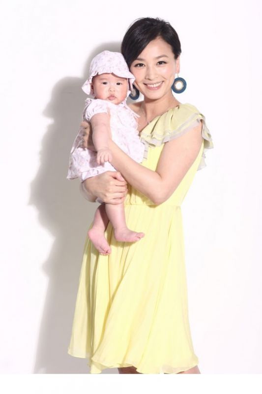 女星张庭抱女儿拍摄甜蜜写真