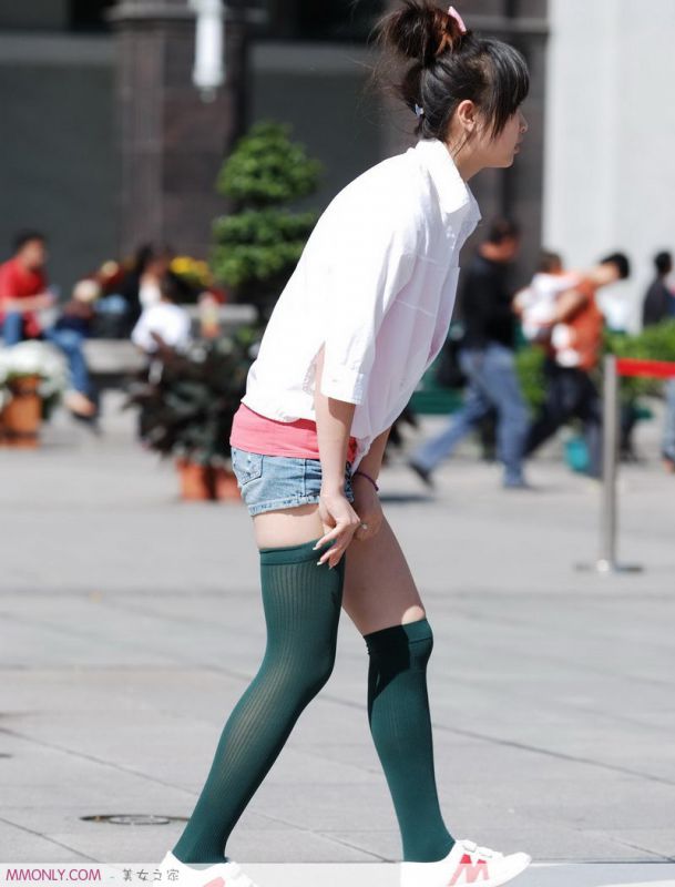 街拍丝袜可爱美女高清写真