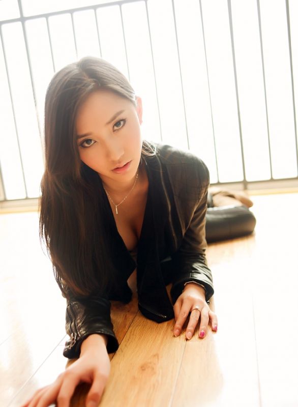 性感美胸美眉私房撩人写真