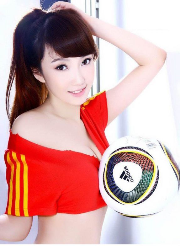 足球宝贝倪歆柔比基尼秀傲人双峰写真