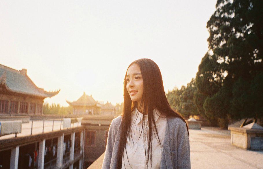 女神李莎F子户外写真大图
