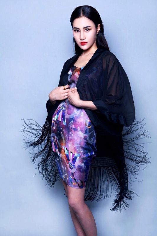 美女明星安金莉娅气质优雅短裙迷人写真