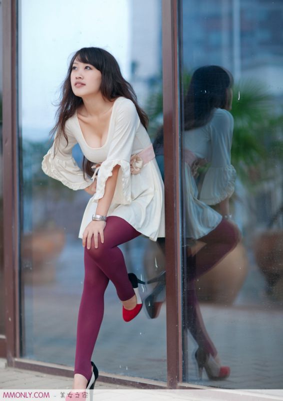 性感短裙美女街头卖萌高清写真