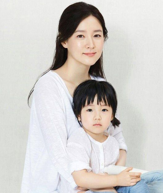 李英爱携龙凤胎儿女温馨迷人高清写真