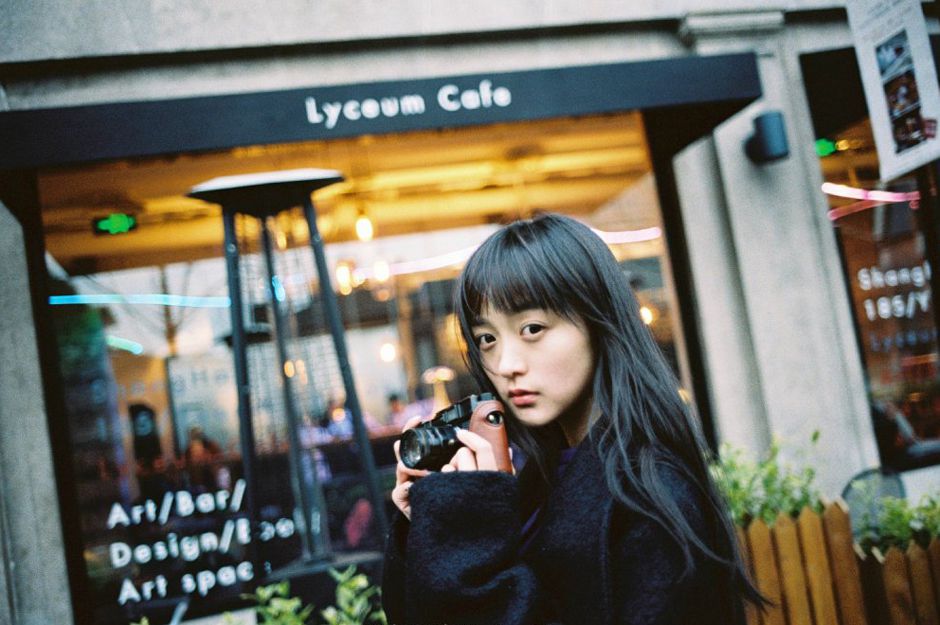 女演员何泓姗街拍写真大片