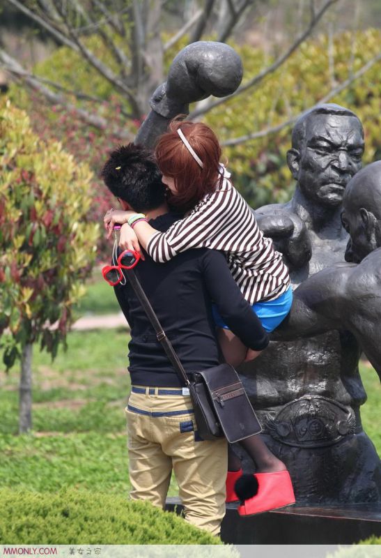 街拍时尚短裙丝袜美女高清写真
