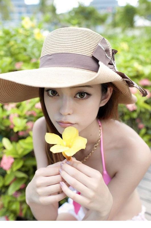 比基尼嫩模户外诱人写真