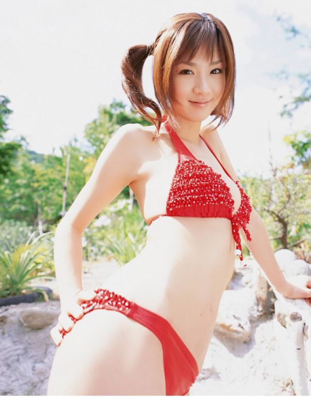 日本红色比基尼美女高清诱人写真