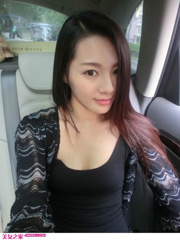 90后性感酥胸美女自拍照