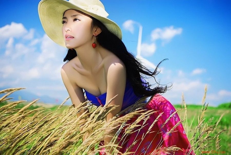 靓丽红裙美女户外迷人写真