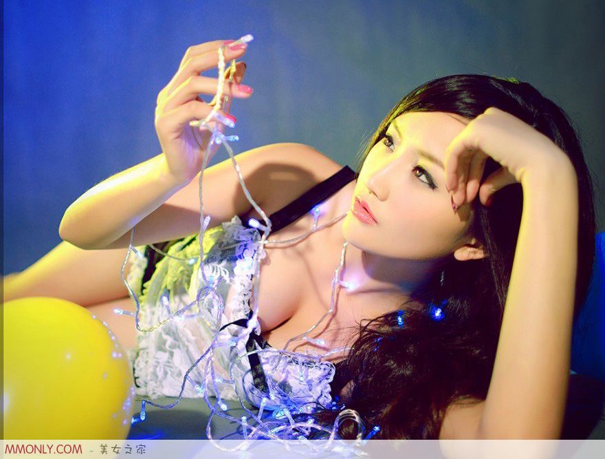 妩媚美胸吊带裙美女性感写真