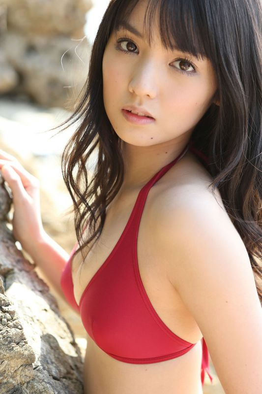 日本比基尼女优户外诱人写真